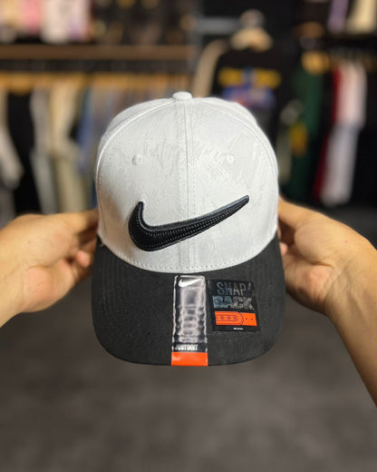 Nike Blanca Vintage / Gorra 1.1