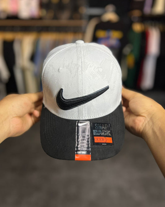 Nike Blanca Vintage / Gorra 1.1